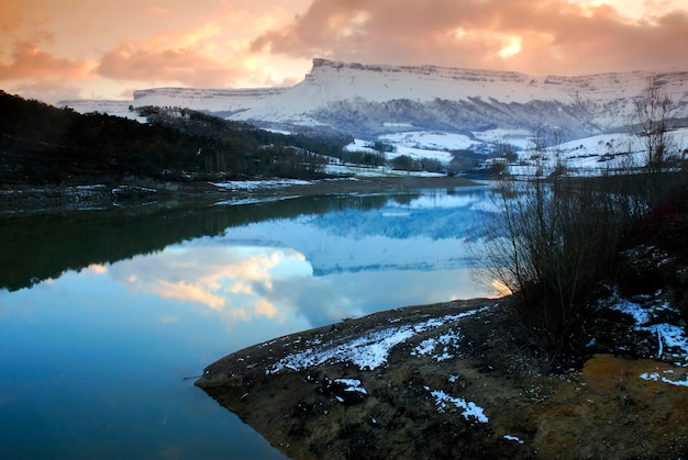 Marono 저수지와 Sierra Salvada Basque Country Spain의 눈