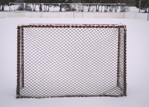 Photo snow on metallic structure in winter