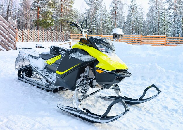 Foto motoslitta nella fattoria in inverno rovaniemi, lapponia, finlandia