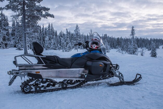 Photo snow mobile in snow