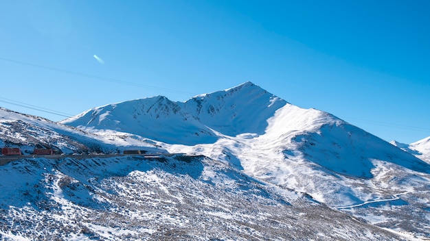 雪山の青い空