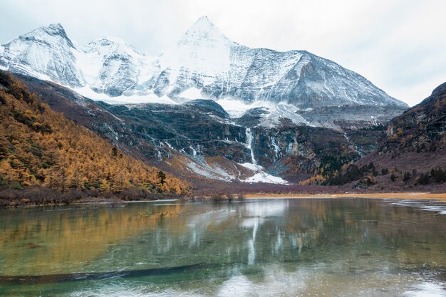 雪山の曇り空