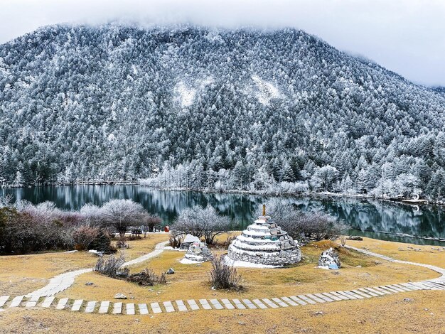 Foto montagna di neve e cumulo di mani