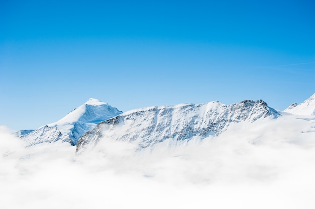 ユングフラウ地域からの青い空と雪山範囲の風景