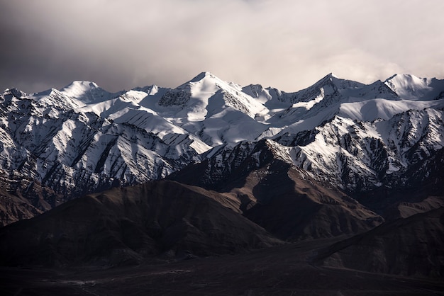 Montagna della neve con cielo blu da leh ladakh india.