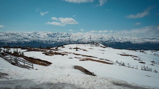 ノルウェーの山々で冬を過ごす