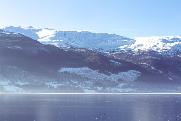 ノルウェーの山々で冬を過ごす