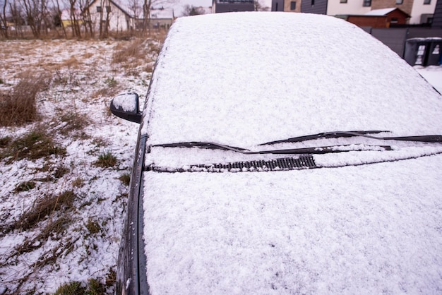 写真 車に雪が積もる 寒い冬 危険な運転