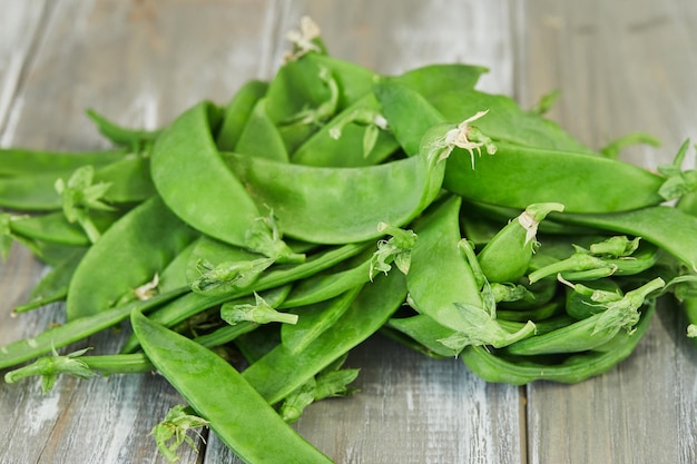 サヤエンドウはエンドウ豆と鞘の両方が食べられるマメ科植物です