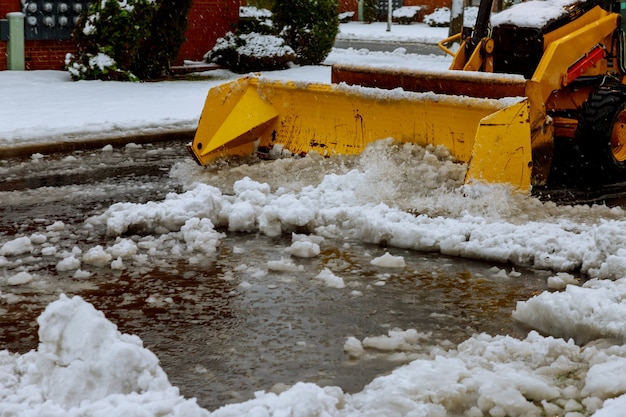 Снегоочиститель расчищает дорогу после зимней метели
