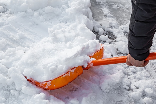 シャベルによる除雪クローズアップ