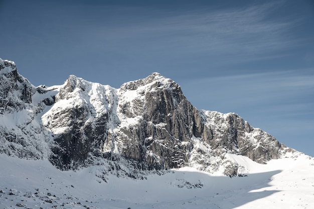 Lofoten 섬, 노르웨이에서 겨울에 눈이 바위 산맥과 푸른 하늘