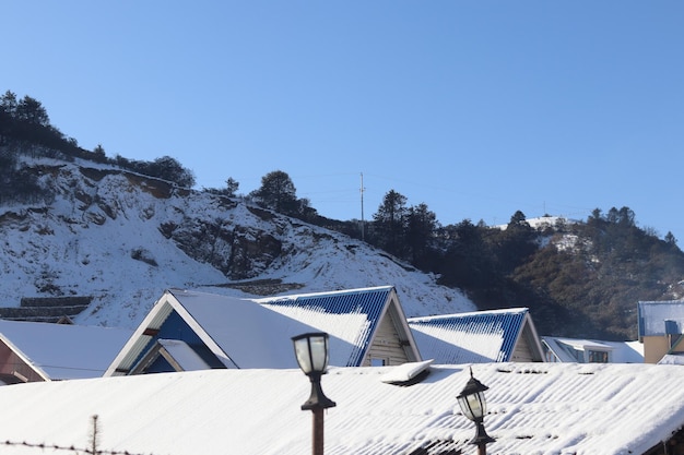 Photo snow on the roofs of the houses