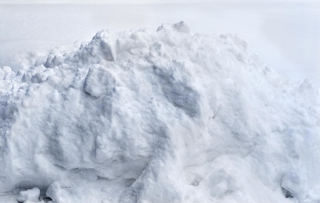 雪の吹きだまり。除雪。白い雪の山。雪の丘