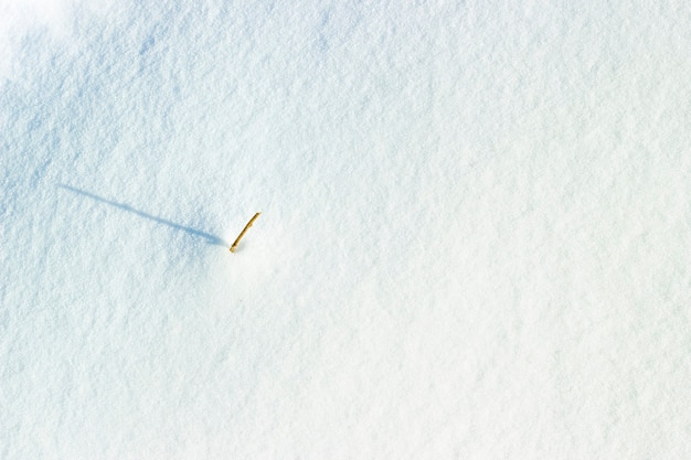 雪のテクスチャ。抽象的な背景。冬のミニマリズムの概念の終わり。