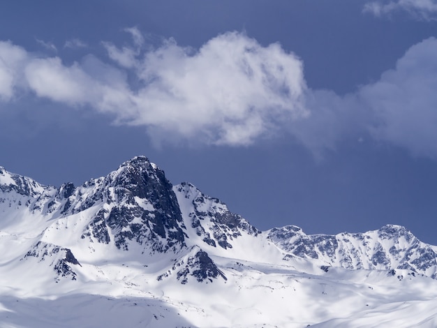 山の頂上にある雪、青空の背景