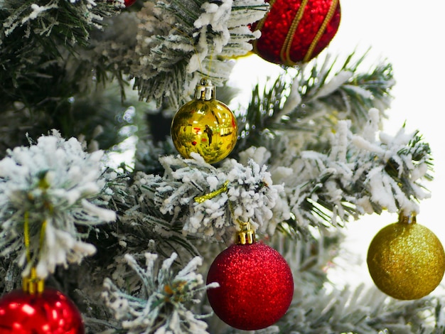 Albero di neve con palline colorate. foto di alta qualità