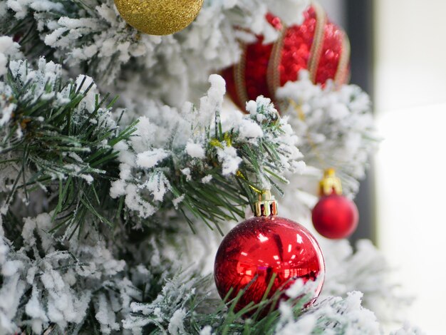 Albero di neve con palline colorate. foto di alta qualità