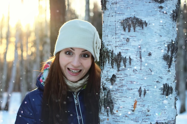 雪の冬の肖像画の女性