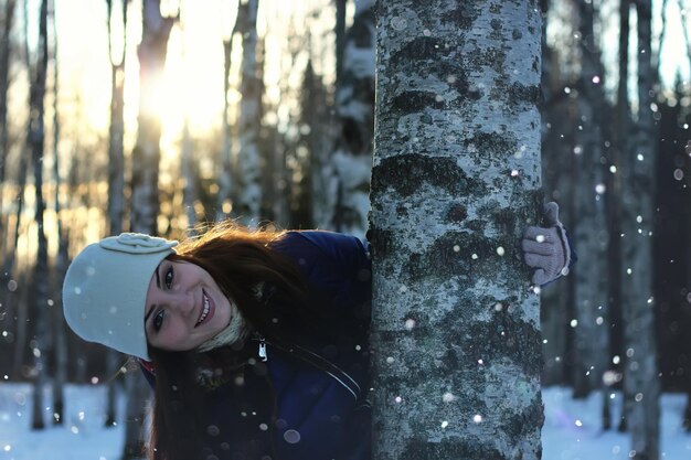 Ritratto femminile di inverno della neve