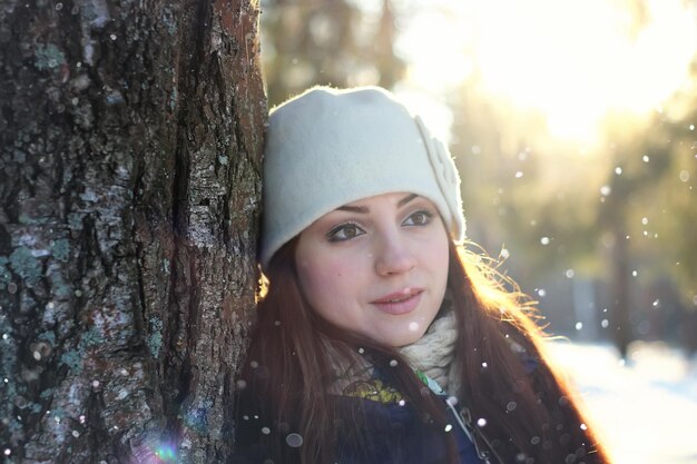 Ritratto femminile di inverno della neve