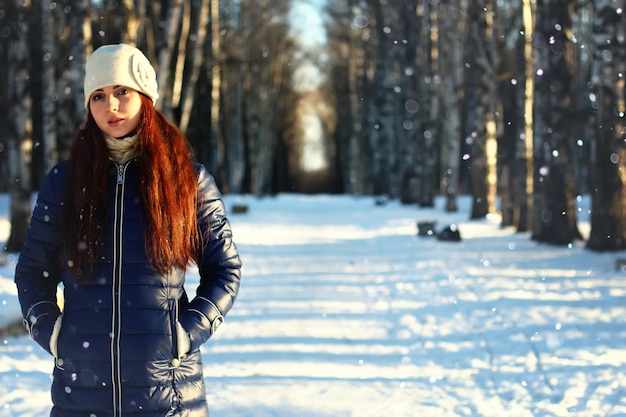 雪の冬の肖像画の女性