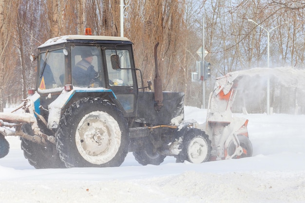 ロシアで大雪が降った後、除雪機は屋外で動作します。