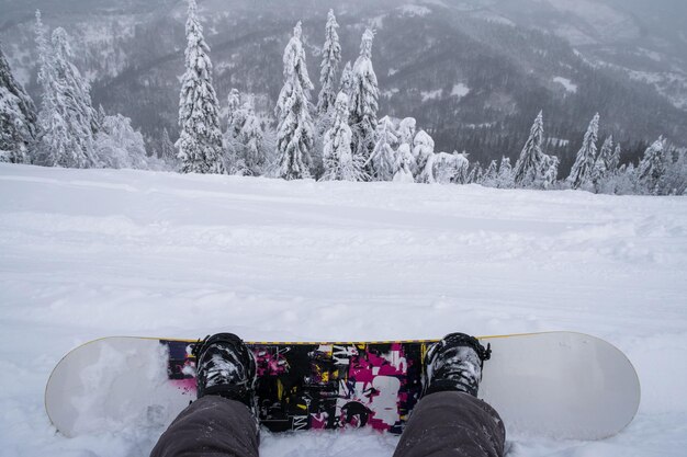 写真 山の風景を楽しむ丘でスノーボーダー