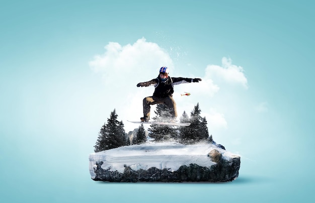 Snowboarder en Alpen landschap. Gemengde media