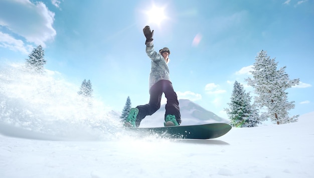 アクションでスノーボーダーの女の子極端な冬のスポーツ