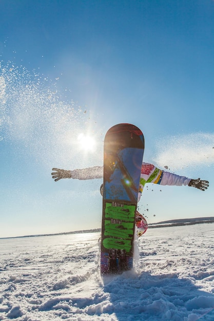 写真 極端な道路に沿って山からジャンプするスノーボード選手