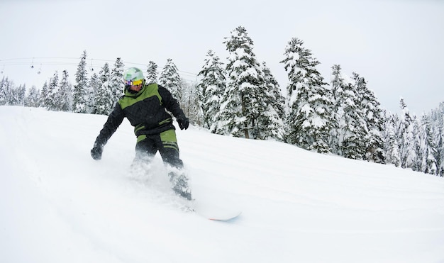 snowboarder op verse diepe sneeuw