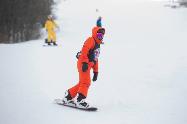 Photo snowboarder rides in the picturesque mountains