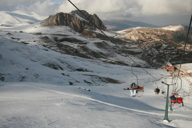 Snowboarder rijdt met de kabelbaan de berg op