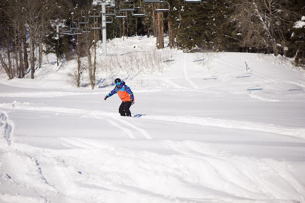 Сноубордист силуэт на горнолыжном курорте, катание на лыжах в горах