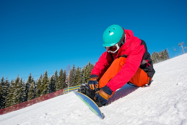 Snowboarder presso la stazione sciistica in inverno