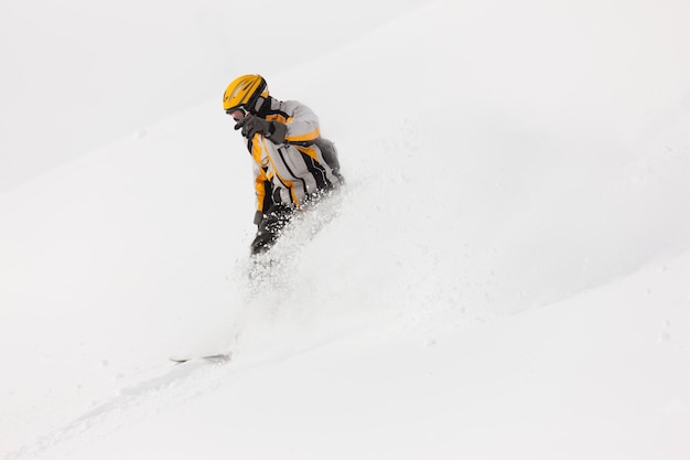 Snowboarder skiën naar beneden