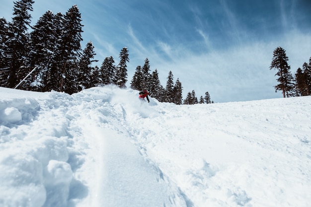 snowboarder springen in de bergen