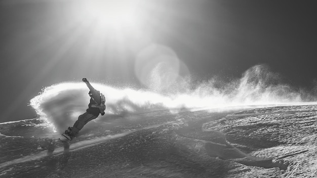 Snowboarder springt van een sneeuwkrans