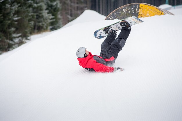 Snowboarder valt tijdens de afdaling op de hellingen