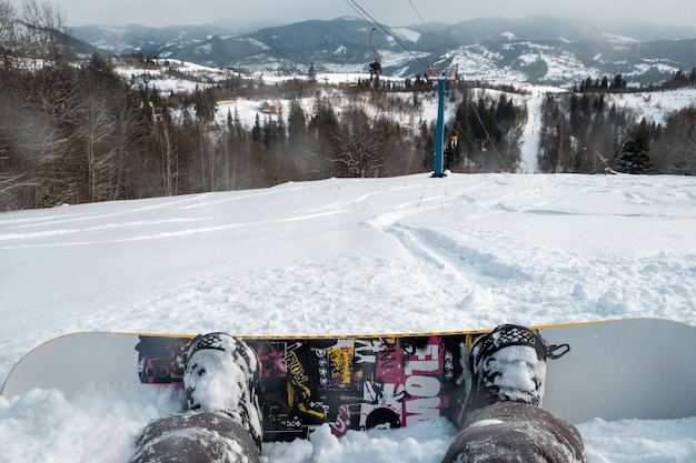 Snowboarder zittend op de skipiste