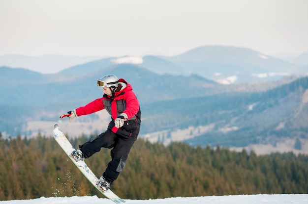 Snowboardermens die in sneeuwpoeder springt