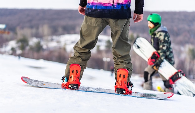 Snowboarders op schema in besneeuwde bergen