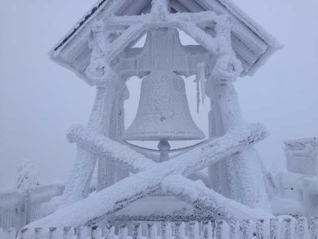 Foto campana innevata durante l'inverno