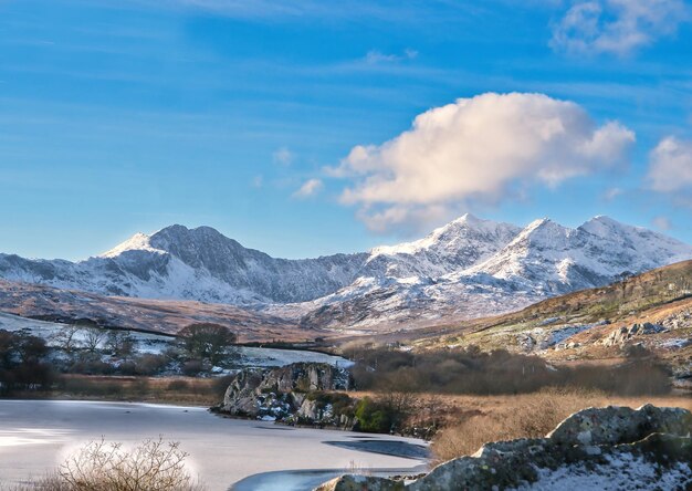 Photo snowcapped mount snowdon and horseshoe from capel curig