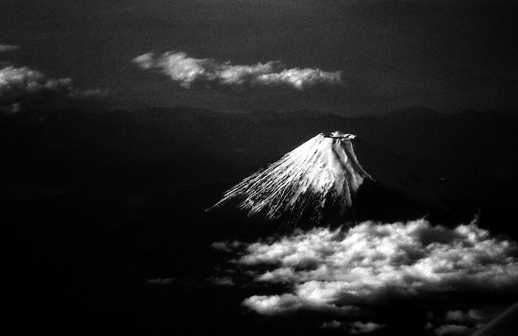 Photo 空に照らされた雪に覆われた山