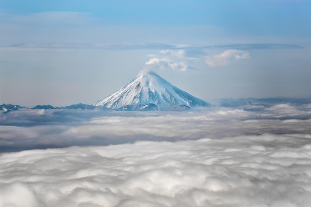 雪に覆われた山と空の向こうの雲の景色