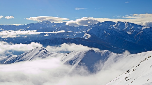 アルプスの冬の雪を頂いた山の風景