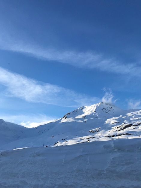 写真 空に照らされた雪に覆われた山々