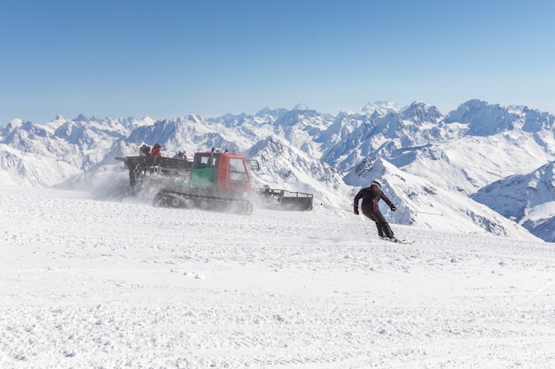 Snowcat op een helling hoog in de bergen